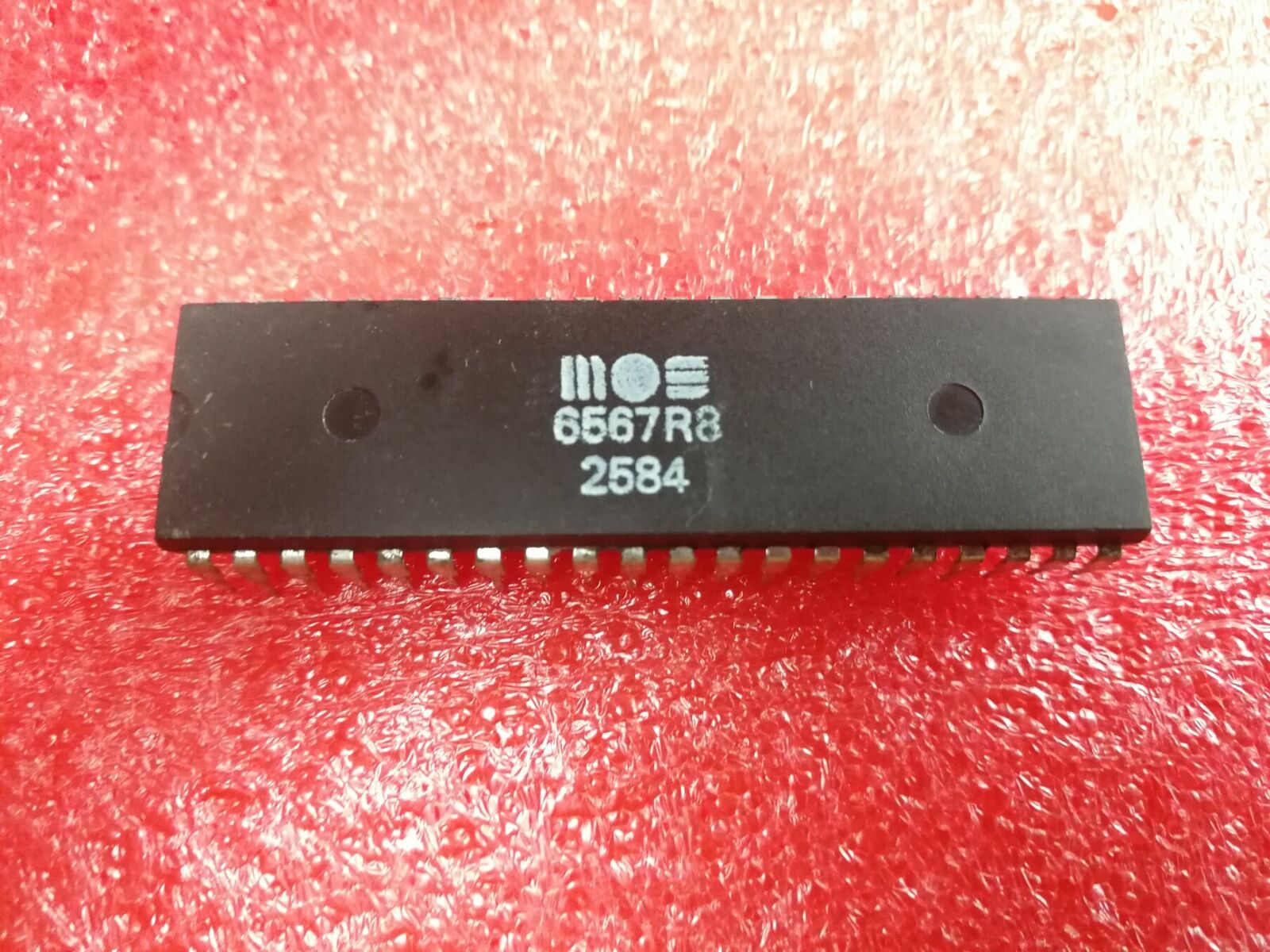 Vintage MOS 6567R8 6567R9 NMOS VIC-II Commodore IC x 1pc
