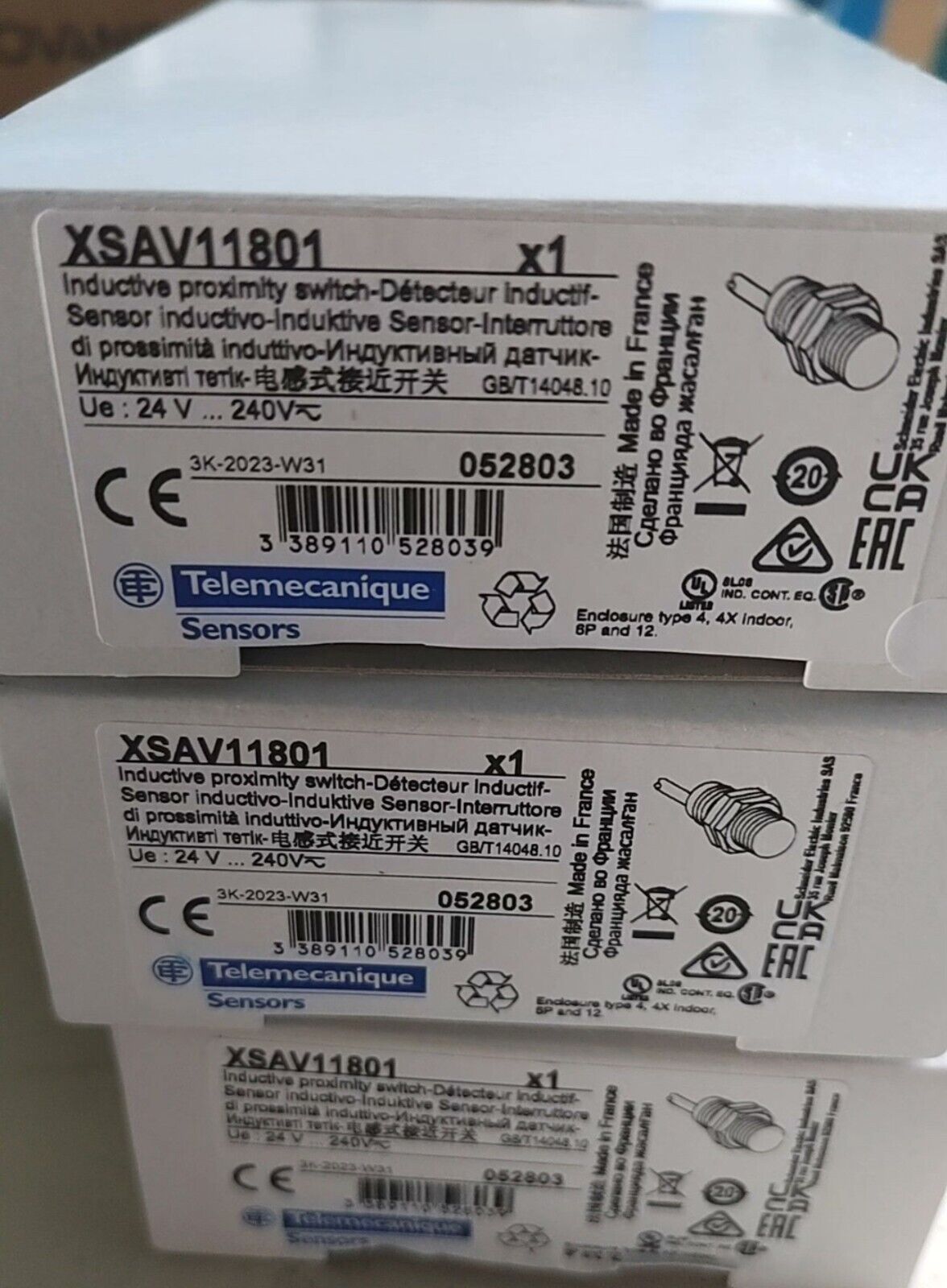 1PCS Schneider XSAV11801 Proximity Switch New in box