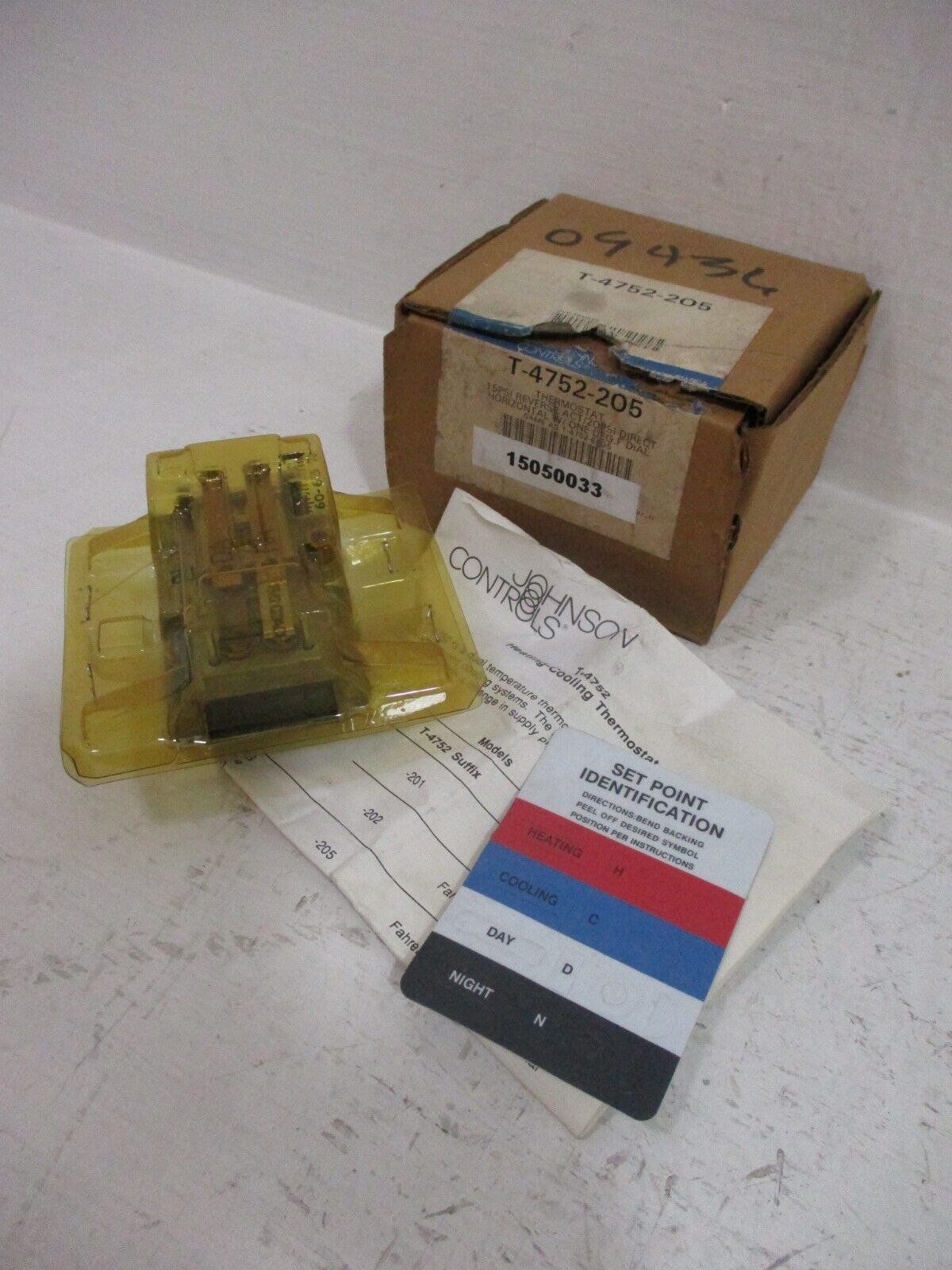 NEW Johnson Controls T-4752-205 Heating Cooling Thermostat T-4752-6205
